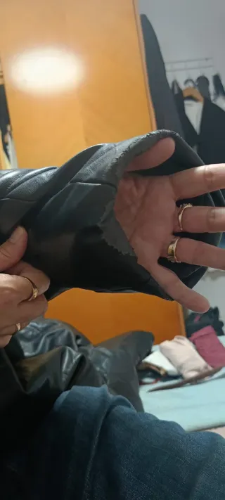 Abrigo negro acolchado con capucha