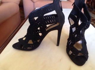 Sandalia ante troquelada negra