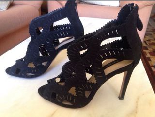 Sandalia ante troquelada negra