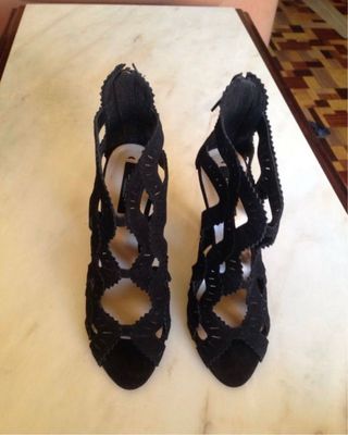 Sandalia ante troquelada negra