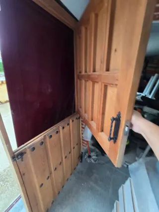 Puerta rústica madera con vidriera.