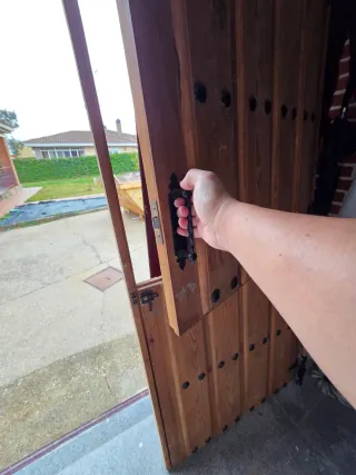 Puerta rústica madera con vidriera.