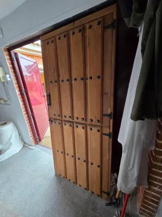 Puerta rústica madera con vidriera.