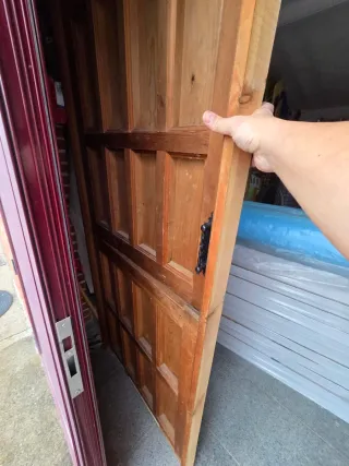 Puerta rústica madera con vidriera.