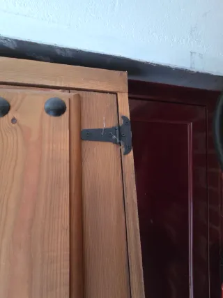 Puerta rústica madera con vidriera.
