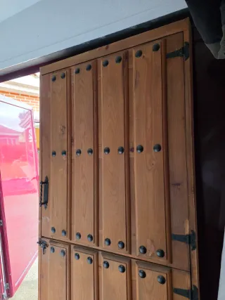 Puerta rústica madera con vidriera.