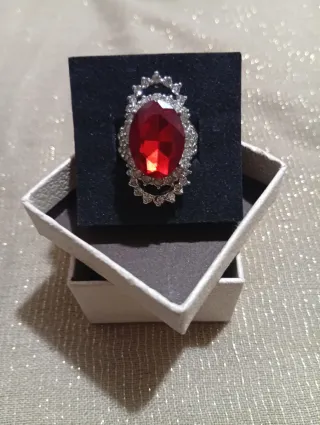 Anello vintage chic con pietra rossa