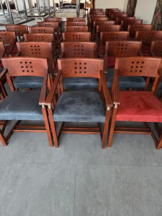 Sillas de madera y tela