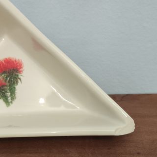 Bandeja Porcelana Triangular Flor Roja