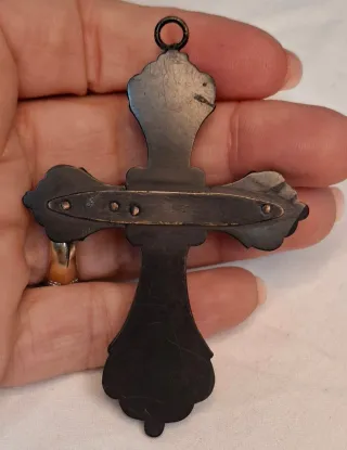 Colgante Cruz Madera Cristales Rojos