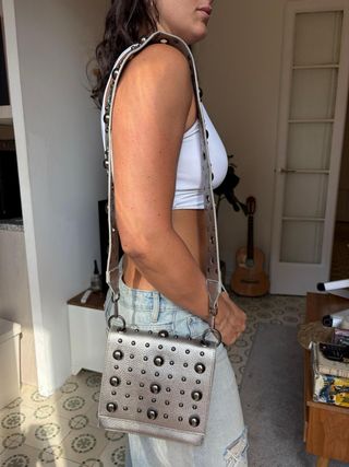 Bolso plateado con tachuelas