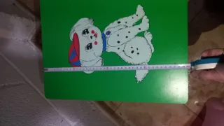 Mesa infantil verde con dibujos de perros