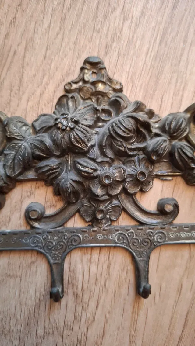 Colgador metal dorado motivo floral