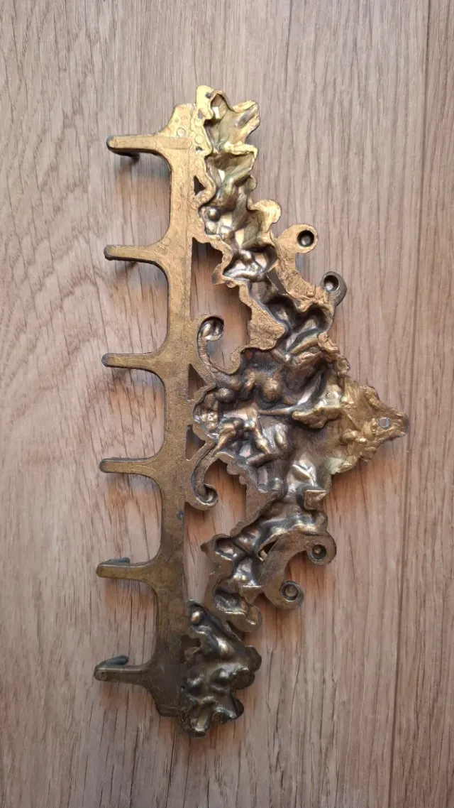 Colgador metal dorado motivo floral