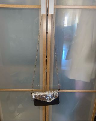 Bolso negro con lentejuelas doradas