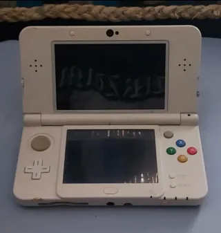 Nintendo 3DS Branco + Capa Pokémon 20 Anos