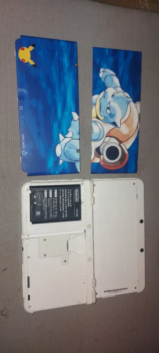 Nintendo 3DS Branco + Capa Pokémon 20 Anos