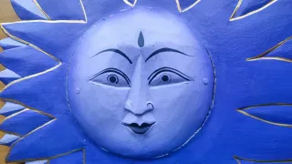 2 Percheros de madera.