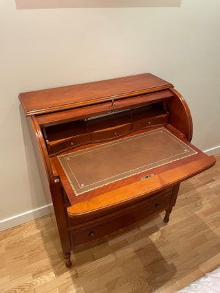 Escritorio de madera con tapa enrollable y llave