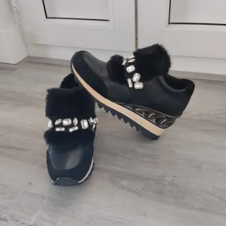Zapatos negros con pedrería y pelo