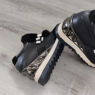 Zapatos negros con pedrería y pelo