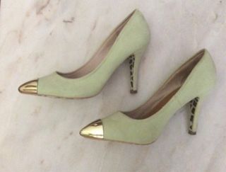 Zapatos salón verde manzana punta dorada