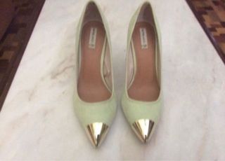 Zapatos salón verde manzana punta dorada