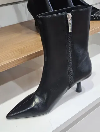 Botines negros punta fina tacón