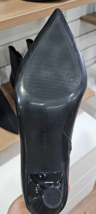 Botines negros punta fina tacón