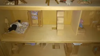 Casita de muñecas de madera