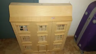 Casita de muñecas de madera