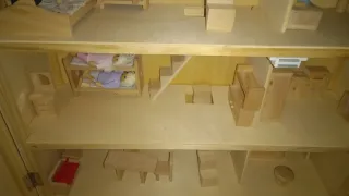 Casita de muñecas de madera