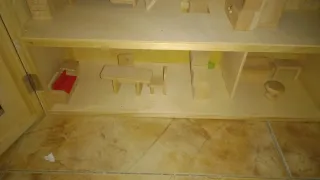Casita de muñecas de madera