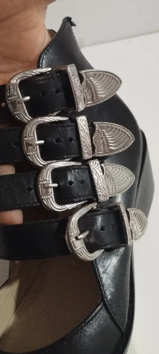 Botín Negro con Cremallera y Hebillas