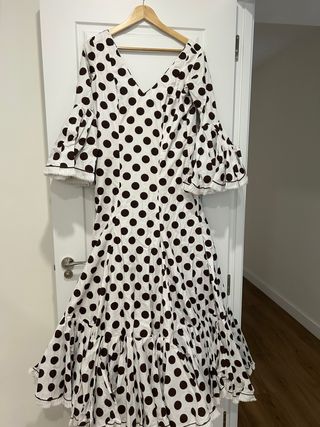 Traje de flamenca blanco y marrón