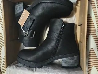 Botines negros con hebilla