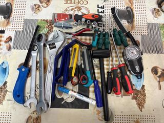 Lote de herramientas y caja metalica