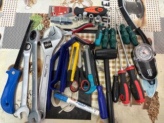 Lote de herramientas y caja metalica