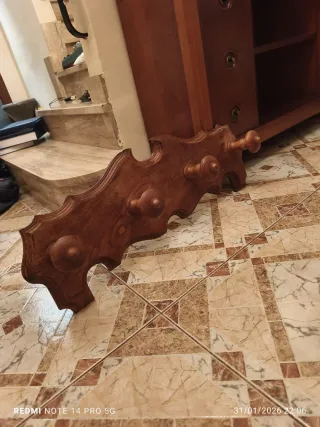 Perchero de madera decorativo