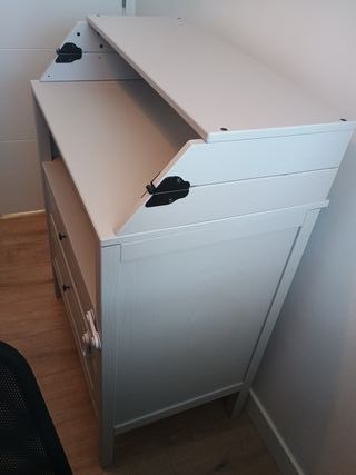 Cómoda con cambiador para bebés. Color gris.