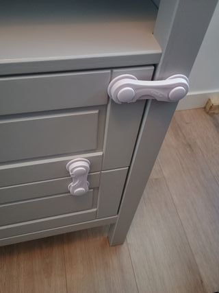 Cómoda con cambiador para bebés. Color gris.