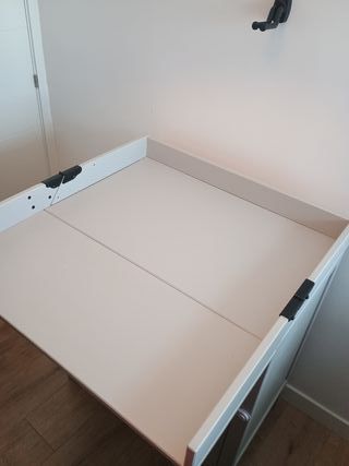 Cómoda con cambiador para bebés. Color gris.