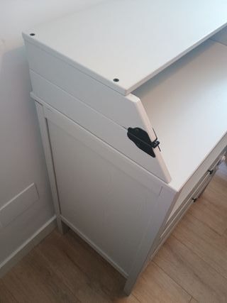 Cómoda con cambiador para bebés. Color gris.