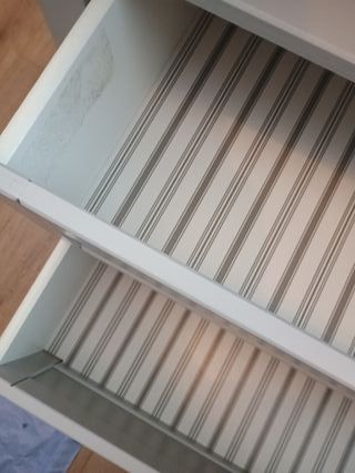 Cómoda con cambiador para bebés. Color gris.