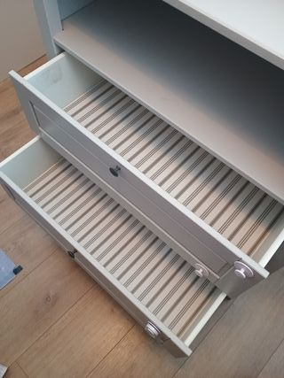 Cómoda con cambiador para bebés. Color gris.