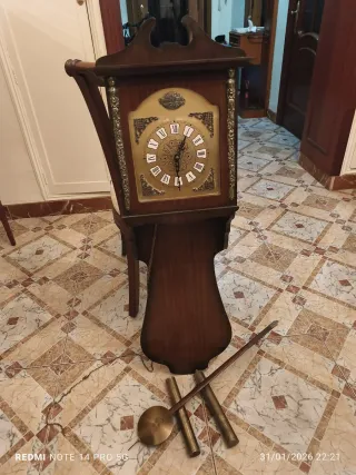Reloj de pared antiguo de madera