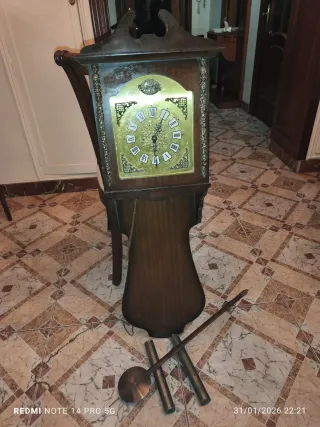 Reloj de pared antiguo de madera