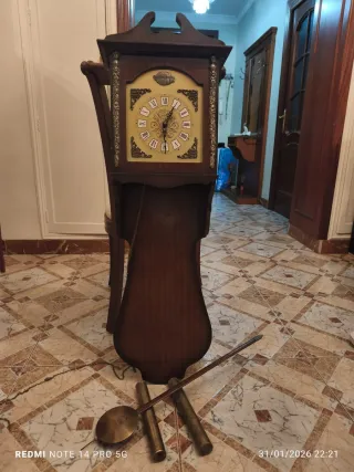 Reloj de pared antiguo de madera