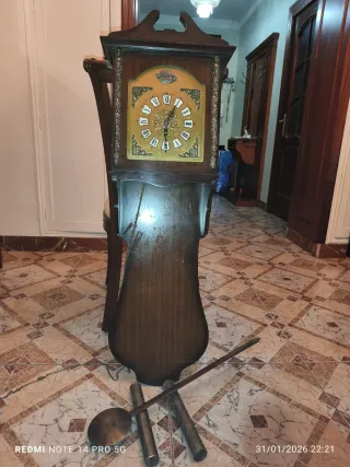 Reloj de pared antiguo de madera