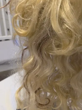 Peluca rubia rizada